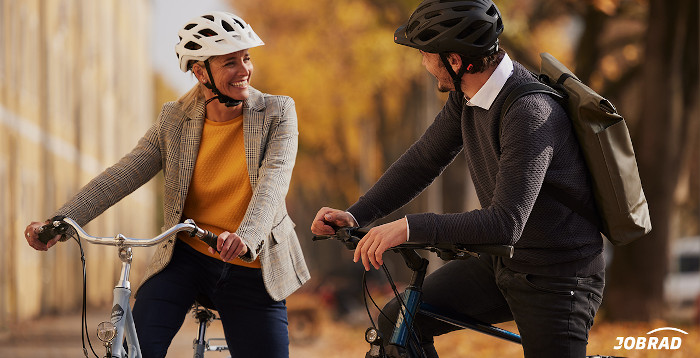 Ein Frau und ein Mann am Fahrrad lächeln sich an
