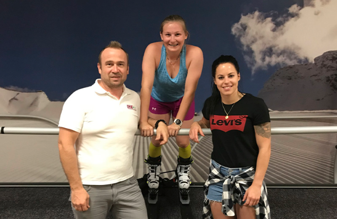 Stefan und Lisa Pilz mit Skifahrerin bei Skisimulator