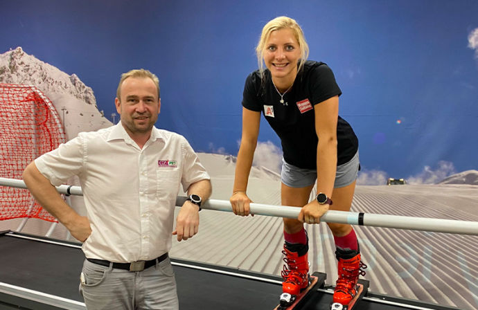 Stefan Pilz mit Skifahrerin an Skisimulator