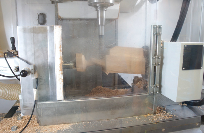 Fräsmaschine fertigt Modell aus Holz an