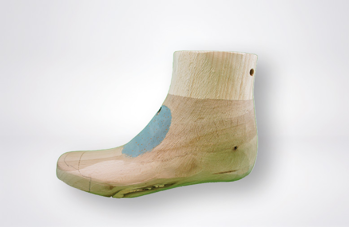 Fertig gefrästes Fußmodell aus Holz