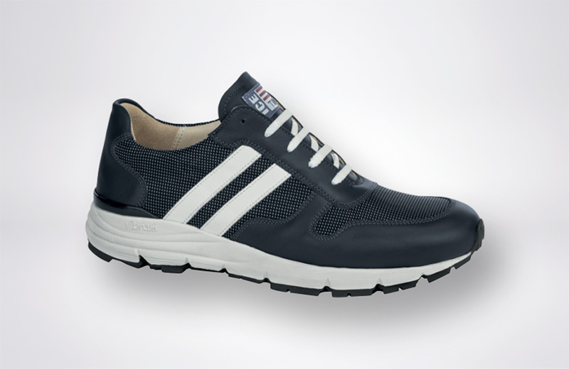 Sportlicher Maßschuh in dunkelblau
