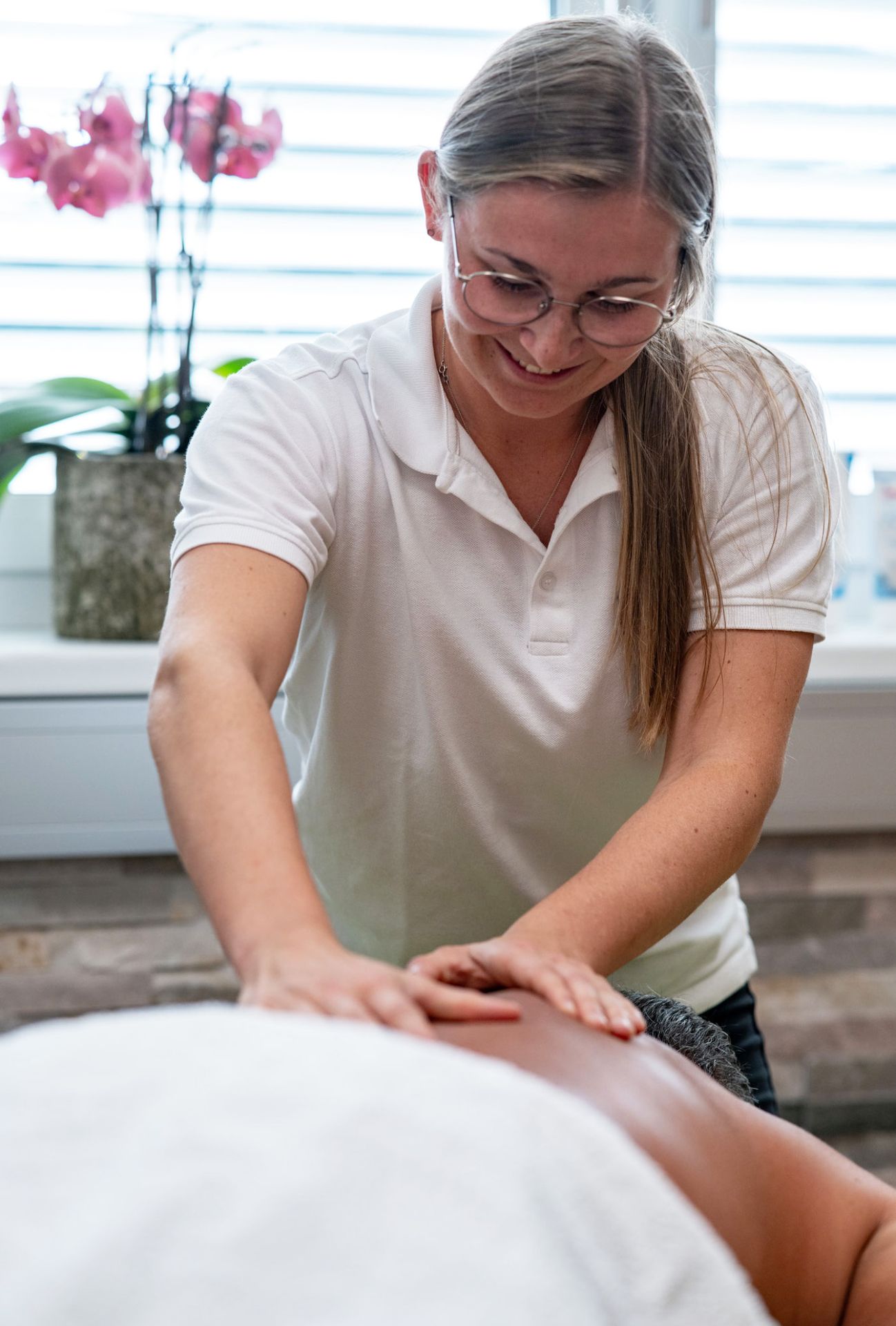 Lisa Pilz massiert Kunden